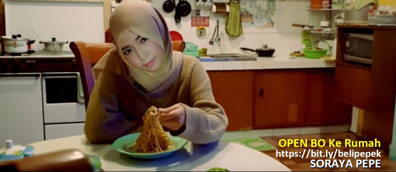 Soraya Cewek Berjilbab Sedang Makan Mie di Rumah Pelanggan Open BO